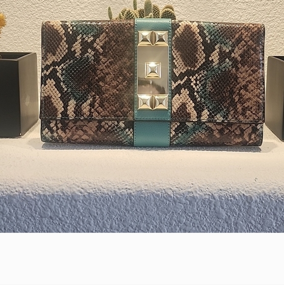 VINCE CAMUTO CLUTCH - Picture 3 of 8